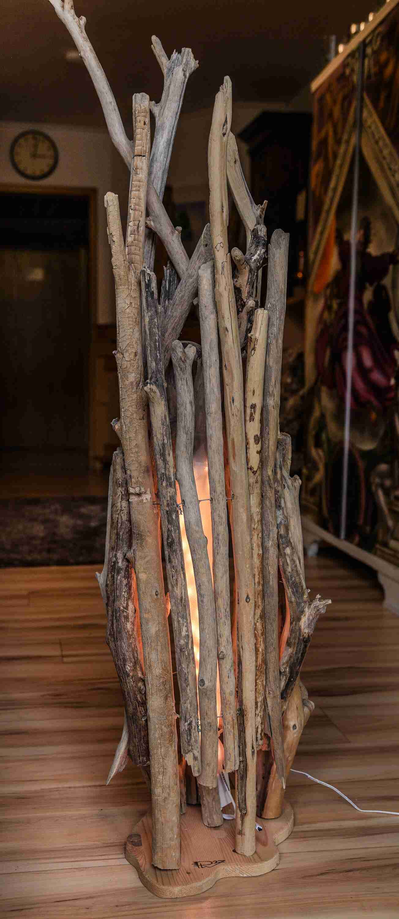 PW27 Treibholz Stehlampe Lagerfeuer